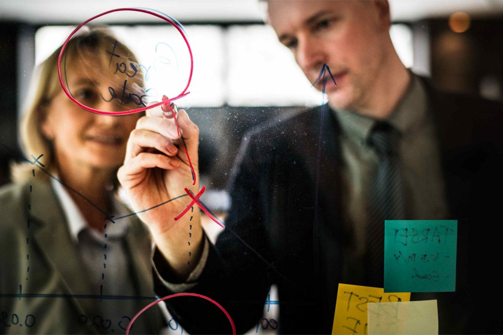 empresarios-planeando-en-una-pared-de-vidrio