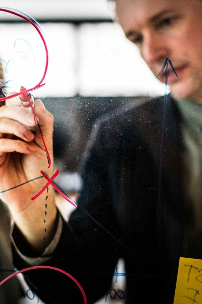 Profesional experto en Jira mostrando un tablero Kanban adaptado a empresas de Valencia en un portátil corporativo.