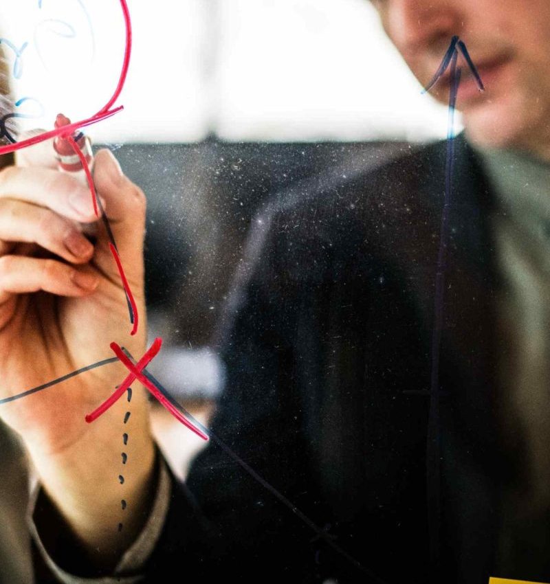 Profesional experto en Jira mostrando un tablero Kanban adaptado a empresas de Valencia en un portátil corporativo.